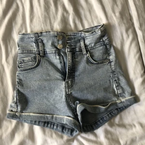 Shorts  - Shorts som är väldigt stretchiga och nästan helt oanvända. I storlek 34. Grå/blå