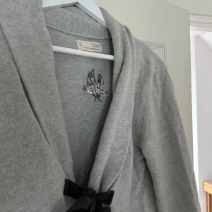 Grå Odd Molly kofta - Säljer denna super fina koftan från odd Molly då den tyvärr inte längre kommer till användning🥰Hittade ingen storlek på den, men skulle säga att den passar s-m. Är super skön och passar till allt, pris kan diskuteras❤️