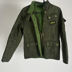 Barbour jacka - Grön jacka från Barbour, fint skick!❣️  Obs, lite osäker på storlek, men passar en S.