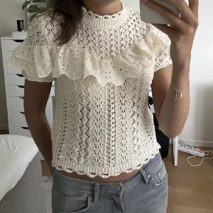 Topp - Topp från zara i fint skick! Lånad bild, men kan skicka egna. Storlek m, men är liten i storlek så passar Xs/s