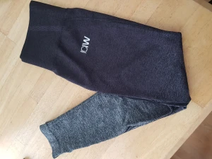 Träningstights  - Träningstights från ICIW i storlek M, men skulle även passa en S. Dessa är likadana tights som bild nr 2 men med en lila ton upptill.