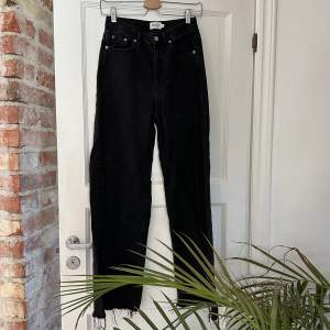 Jeans från NA-KD, GinaTricot och BikBok, i storlekarna: Bild 1: 36 Bild 2: 26/30 Bild 3: 32 Säljes 70kr/st eller 150kr för allt💙