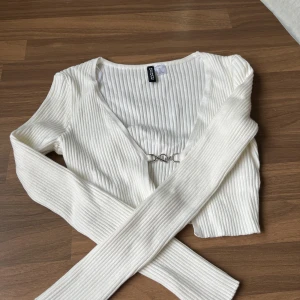 Vit kofta🌸 - Vit kofta köpt ifrån hm! Knappt använd och säljs då den inte kommer till användning 💗Storlek xs men skulle säga att den är mer som xs-s!🌸