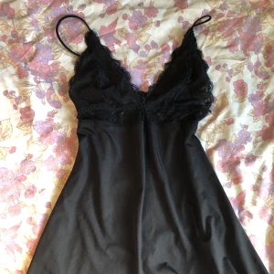 Slipdress  - Säljer min Slipdress den är jättesöt men används tyvärr inte, sitter jättefint och funkar även som ett längre linne då det slutar vid höften 