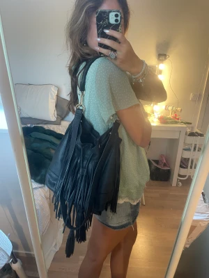 Väska  - Fin väska med fransar, får plats med mycket saker i 