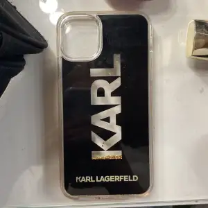 Säljer mitt Karl Lagerfeld skal som är andvänt 2-3 gånger skalet passar en iPhone 11, säljer för att jag aldrig andvänder det köpt för 350kr säljer för 200.