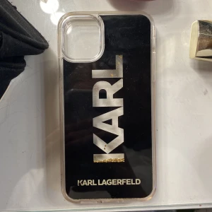 Karl Lagerfeld skal  - Säljer mitt Karl Lagerfeld skal som är andvänt 2-3 gånger skalet passar en iPhone 11, säljer för att jag aldrig andvänder det köpt för 350kr säljer för 200.