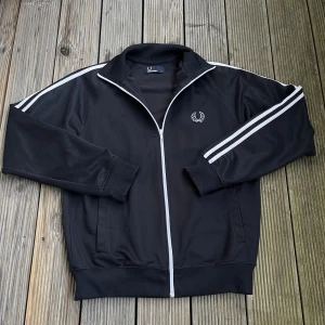 Fred Perry Zip-Up - Säljer min fred Perry Zip up för den börjar bli liten! Storlek S men passar också M! Den är äkta och väldigt fint skick! Inga fläckar eller hål. Perfekt sommar/höst tröjan! Fler bilder eller frågor kan svaras i DM. Kan gå ner lite i pris vid snabb affär🤞🏻🙏🏼