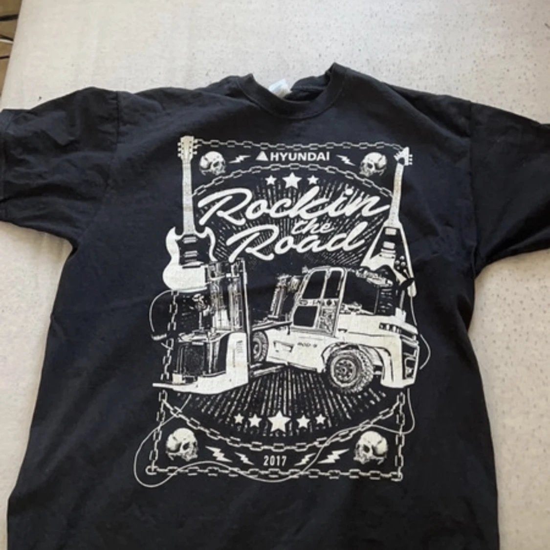 Svart tröja med tryck på