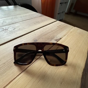 Tom Ford Thor polarized - Säljer ett par Tom Ford Thor tf777 52h polarized solglasögon. Fint skick, lite små repor men inget som påverkar sikten.
