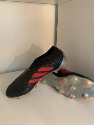 adidas Copa 19+ FG/AG 302 Redirect - Original Påse och box ingår i pris. Okej skick. Men billigt pris. Storlek 40 2/3 Kontakta i dm för pris. Rshoes 