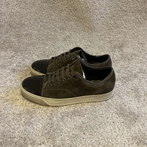 Lanvin skor - Bruna Lanvin skor, EU 41-42 (UK 6). Perfekt skick (avgör själv). Ingår skor, box, dust bags och extra skosnören. Nypris: 4299 kr, köp nu för 2500 kr. Fraktas spårbart via PostNord. Kontakta mig vid frågor eller funderingar!