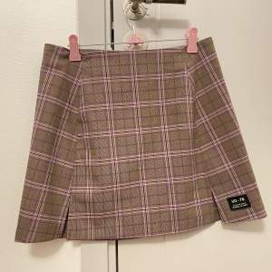 Beige kjol med slits från Urban Outfitters, storlek S. Säljer då den är lite för stor 