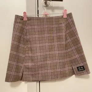 Beige kjol med slits från Urban Outfitters, storlek S. Säljer då den är lite för stor 