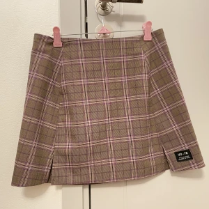Beige kjol - Beige kjol med slits från Urban Outfitters, storlek S. Säljer då den är lite för stor 