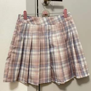 Söt pastellfärgad kjol från Shein, ej använd. Storlek XS