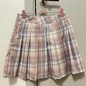 Söt pastellfärgad kjol från Shein, ej använd. Storlek XS