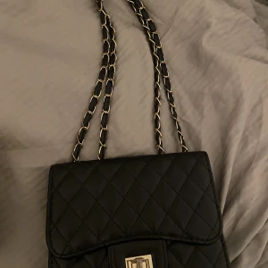 Väska - En handväska utan defekter. Köpt för ca 300 men säljer för 219 kr plus frakt. 