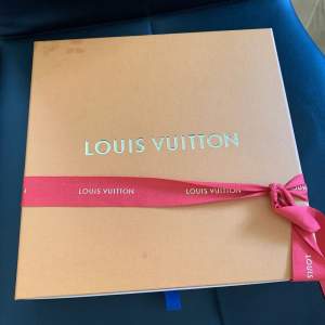 Louis Vuitton mössa. Skick 9/10. Kvitto och box medföljer! Nypris ligger på 3799kr