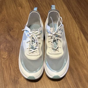 Skor  - Nike skor, använt några gånger och dom tillverkas inte längre 🩵