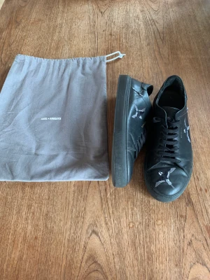 Axel Arigato skor - Tjena, säljer mina Axel Arigato skor. Storlek 43 De är i gott skick Dustbag medföljer Hämtas eller skickas