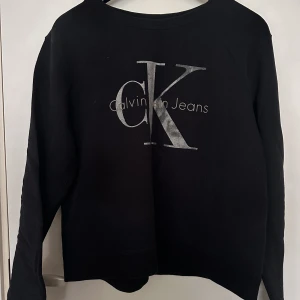 Calvin Klein  - Hej säljer en fint tröja från Calvin Klein den är som ny nästan oanvänd i storleken L men är små i storlek och passar någon som har M eller s tycker jag 