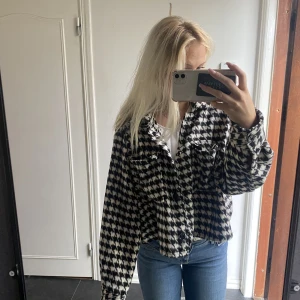 Kappa - Säljer denna korta kappa som är perfekt till våren/hösten och nu i sommar då den inte är överdrivet varm. Skriv för intresse eller frågor☺️💓