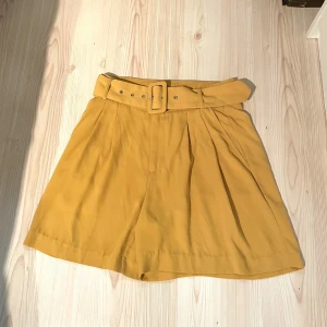 Gula shorts - Fina somriga shorts från Stradivarius, köpta i Spanien🥰 säljs då de inte kommer till användning 💕storlek 38 men passar även 34-36 då de har ett skärp!