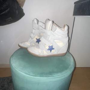 Intressekoll på dessa super balla isabel Marant skorna!💙💙 Skorna är i mocka och denim med mörkblåa läder stjärnor⭐️