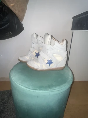 Isabel marant - Intressekoll på dessa super balla isabel Marant skorna!💙💙 Skorna är i mocka och denim med mörkblåa läder stjärnor⭐️