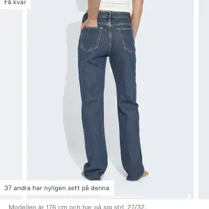 Säljer dessa mörkblå Lågmidjade jeans från bikbok. Jeansen är avsydda för de var för långa på mig och passar nu någon som är runt 150-155. Hör gärna av er om ni har några frågor eller vill ha fler bilder💗