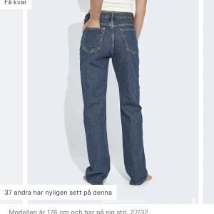 Lågmidjade jeans  - Säljer dessa mörkblå Lågmidjade jeans från bikbok. Jeansen är avsydda för de var för långa på mig och passar nu någon som är runt 150-155. Hör gärna av er om ni har några frågor eller vill ha fler bilder💗