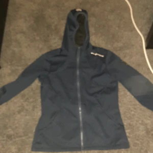 Sail racing jacka - En mörkblå sail racing jacka som tål läbikd o regn en bra höstjacka 