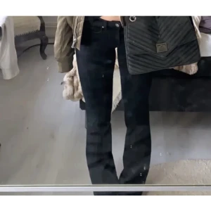 Lågmidjade jeans - Lågmidjade vila/only jeans i fint skick. Köptes på Plick men satt inte som jag hade tänkt mig så säljer vidare. (Lånade bilder) Passar i längden på mig som är ungefär 164 cm. Skriv privat vid funderingar<3