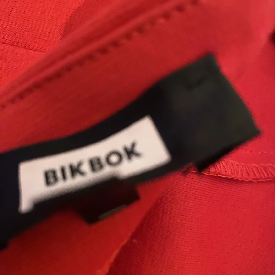 röd kort fladdrig klänning - 91