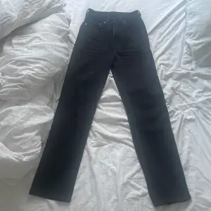 Rowe jeans från weekday endast använda fåtal gånger bra skick! Nypris:500kr