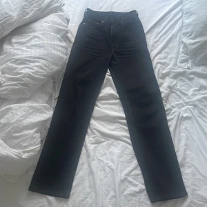 Rowe jeans  - Rowe jeans från weekday endast använda fåtal gånger bra skick! Nypris:500kr