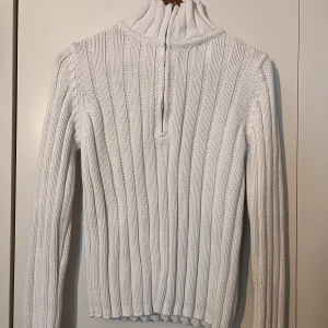 Stickad tröja - Vet ej vad de är för märke eller vad för storlek eftersom att etiketten är borta men skulle säga att de är storlek M💕