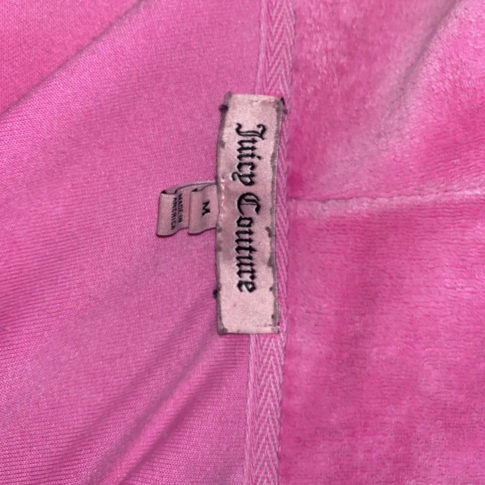 Hej!💕 Säljer min superfina rosa juicy couture zip up då den tyvärr inte kommer till användning. Den är äkta och är i bra skick men tänk på att den antagligen är ifrån 00-talet vilket innebär att materialet inte är det nyaste. Skriv om bilder/frågor:)💕. Hoodies.