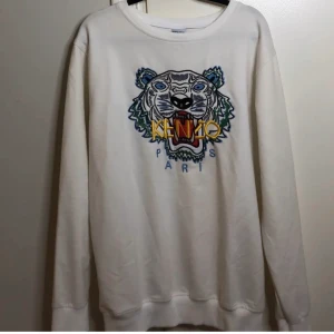 Vit Kenzo tröja i storlek L  - En vit kenzo tröja i storlek L, aldrig använt i nyskick. 