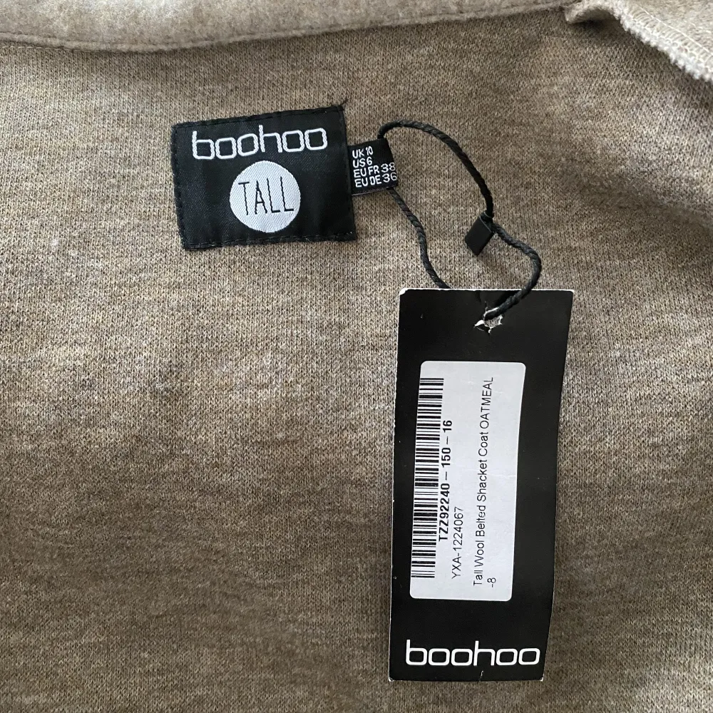 Säljer en beige kappa som jag köpte för 810kr från booho. Säljer pågrund av att den är för stor , aldrig använt. Storlek : 38 (TALL). Jackor.