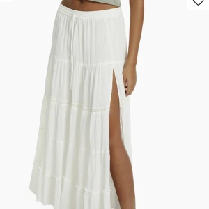 Maxikjol från bershka - Vit superfint maxikjol