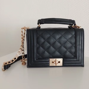 Svart finväska från Gina Tricot  - Svart finväska från Gina Tricot som är använd några gånger. Justerbar rem och fack på insidan. 