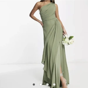 Långklänning/tärna/fest/bröllop  - Jättefin långklänning i salviagrön färg. Använd endast två tillfällen. Storlek 34. Fin passform som lägger sig fint oavsett kurvighet.  Hämtas i Hägersten eller skickas mot porto. Kan även i visst fall mötas runt Stockholmsområdet. 