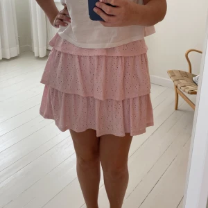 Vila kjol - Världens sötaste kjol med hål broderier  från vila, använd få tal gånger!💗💗