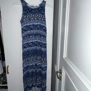 En jättefin lång klänning från H&M 💙 Storlek 164