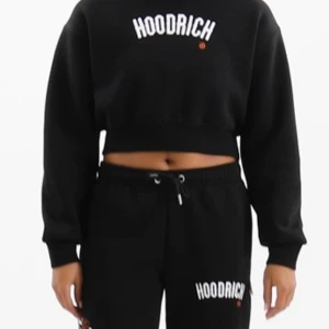 Hoodrich tracksuit dam - Insidan är varm och mysig, även fyllt av bomull, har aldrig använt den för jag köpte fel storlek och hade inte kvar kvitto, köpte den på JD Sport hela setet kostade 1479kr men säljer hela sättet för 950kr, går att bud, kontakta mig för frågor och intresse
