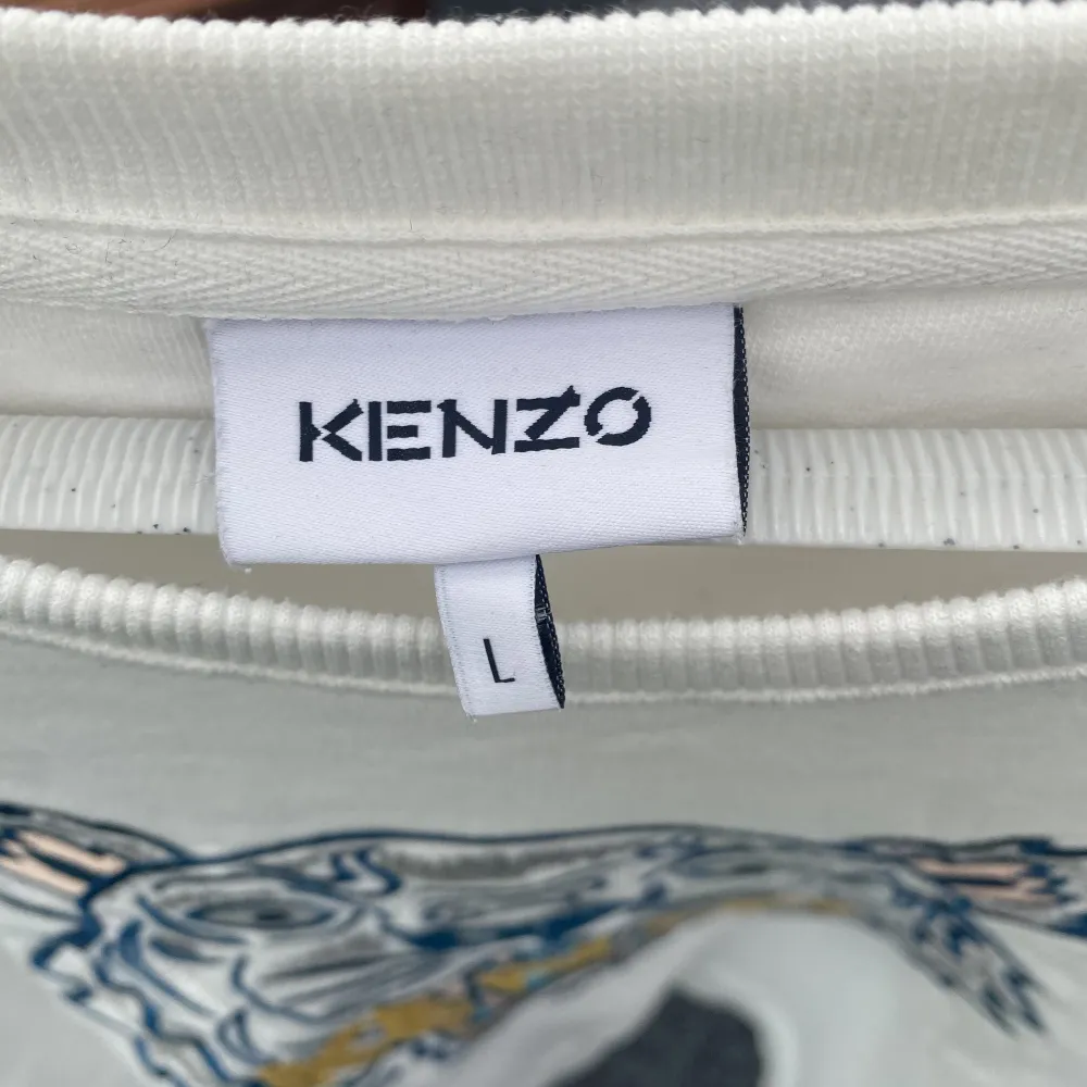 Kenzo Paris sweatshirt i nyskick , inga fläckar inga hål/rispor , i väldigt fint skick till ett grymt pris 💥💥. Tröjor & Koftor.