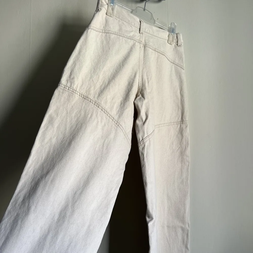 Snygga vit/beiga jeans med sömmar runt benen. Säljer då dom tyvärr inte kommer till användning . Jeans & Byxor.