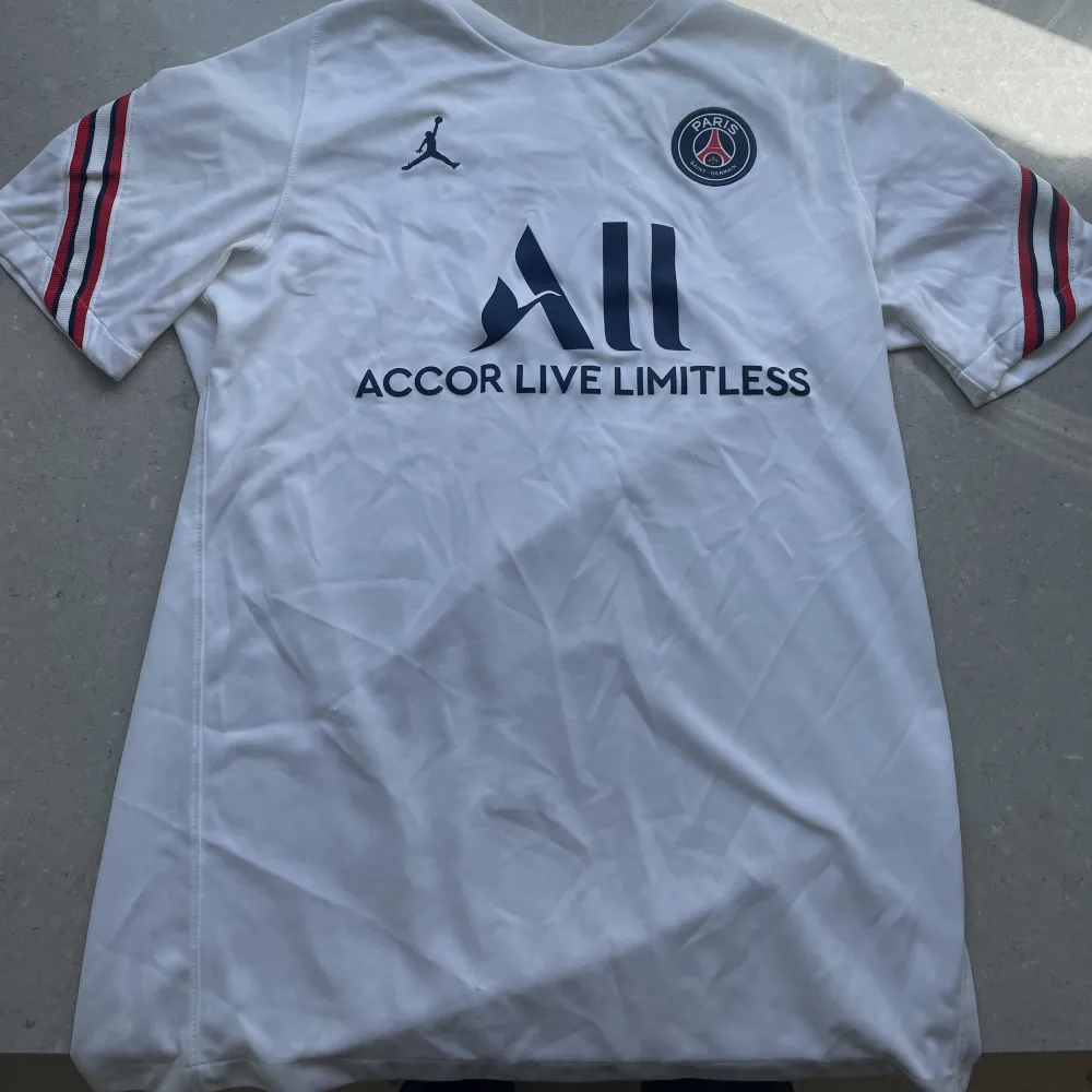 Psg t shirt/träningströja  Nyskick Storlek M Köptes för 600 kr Pris kan diskuteras. T-shirts.